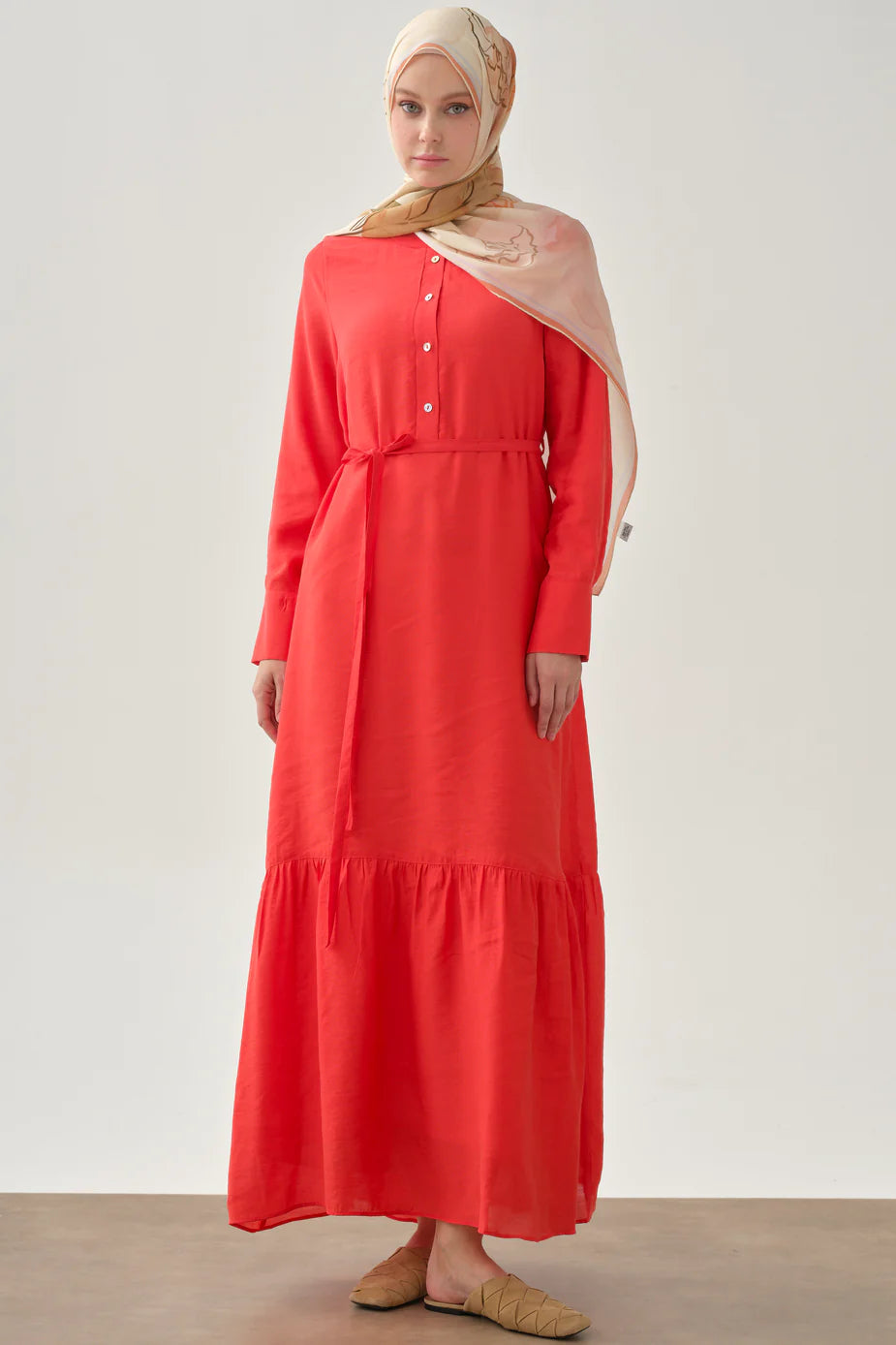 Robe à jupe froncée à demi-patte