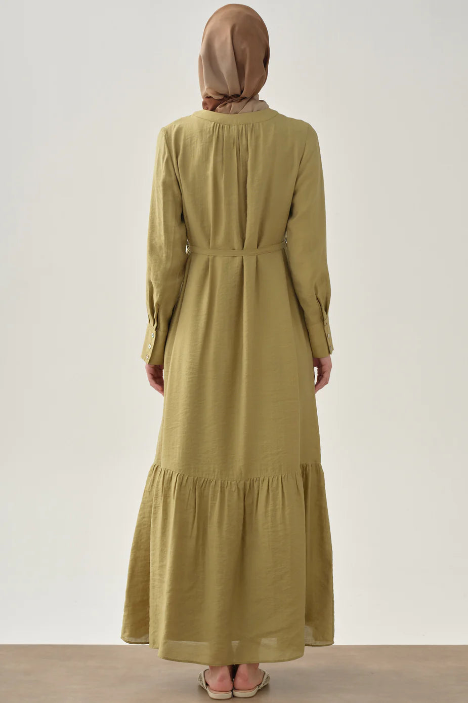 Robe à jupe froncée à demi-patte