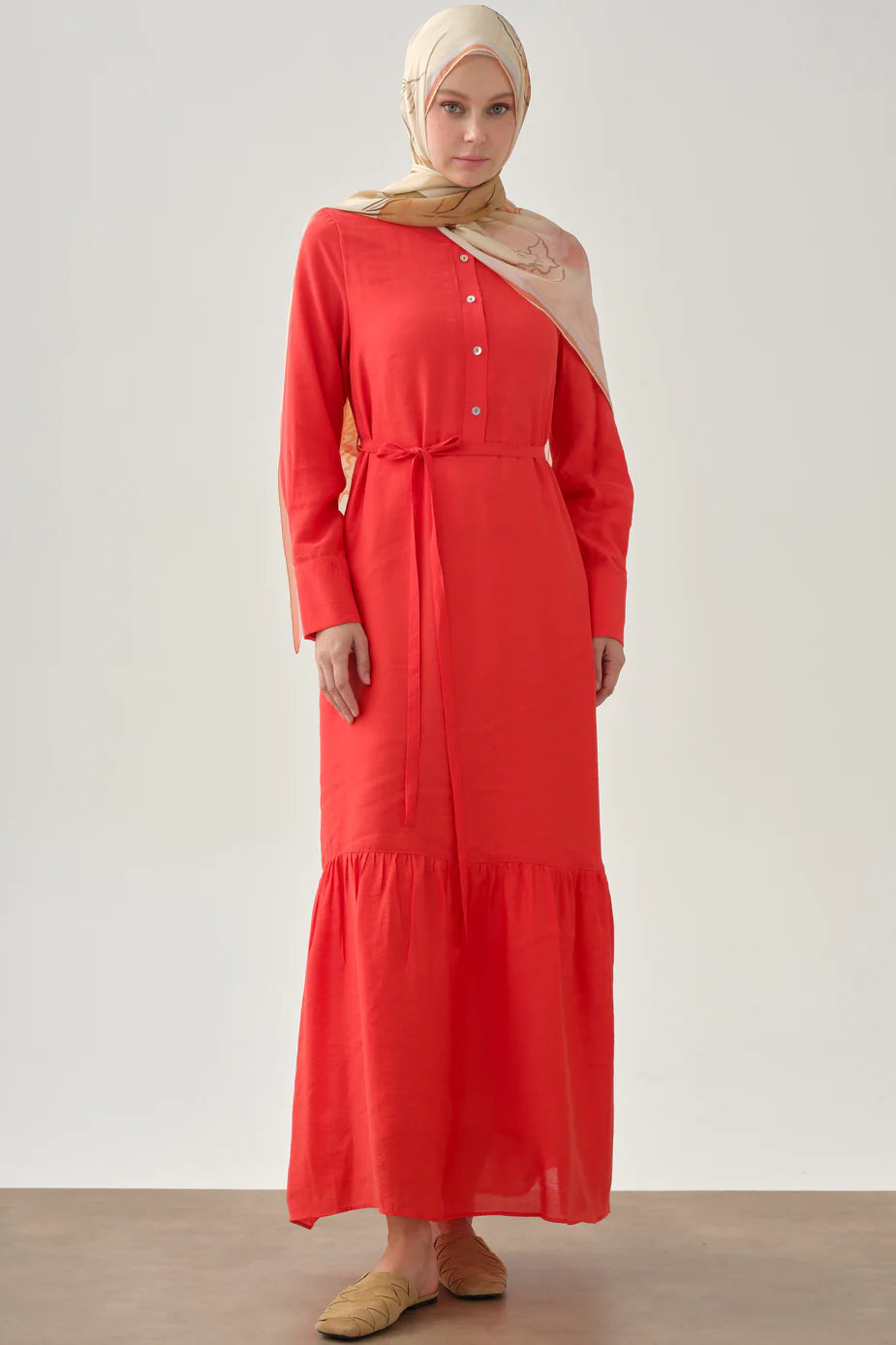 Robe à jupe froncée à demi-patte