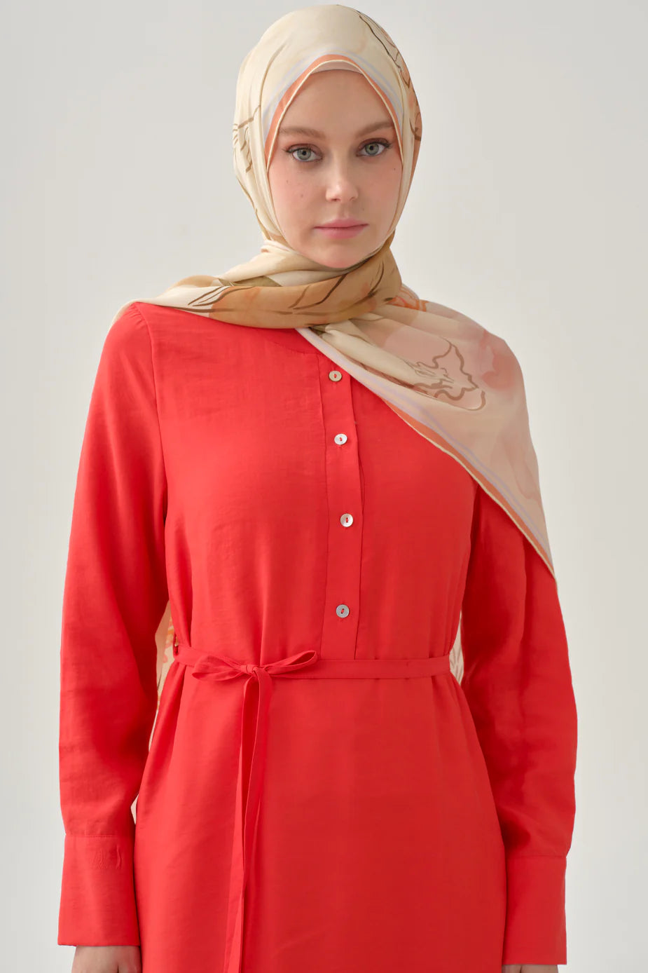 Robe à jupe froncée à demi-patte