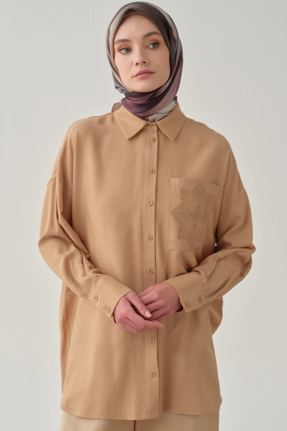 Chemise avec à poches brodées