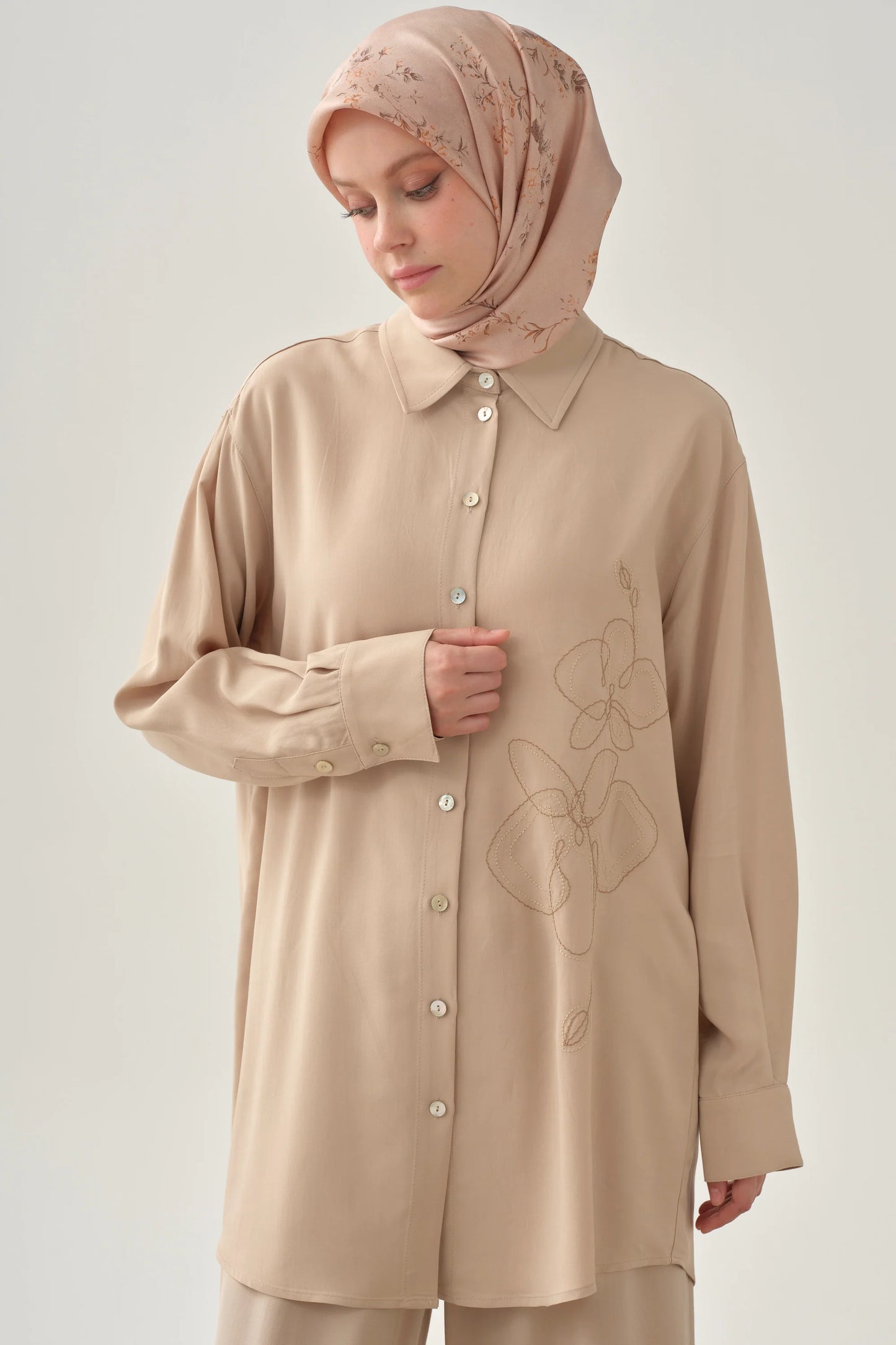Chemise brodée à manches basses