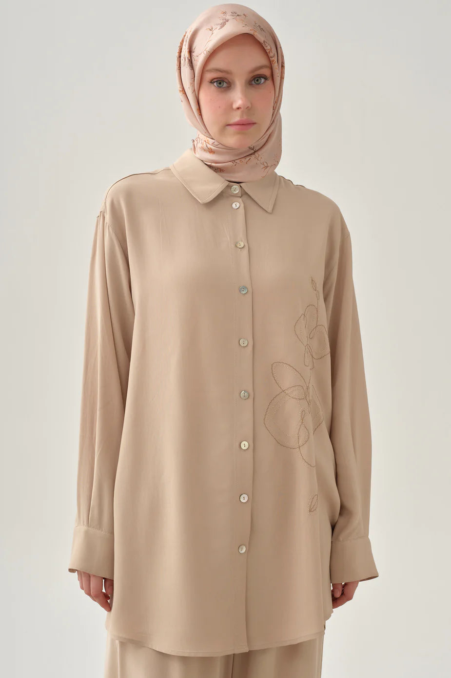 Chemise brodée à manches basses