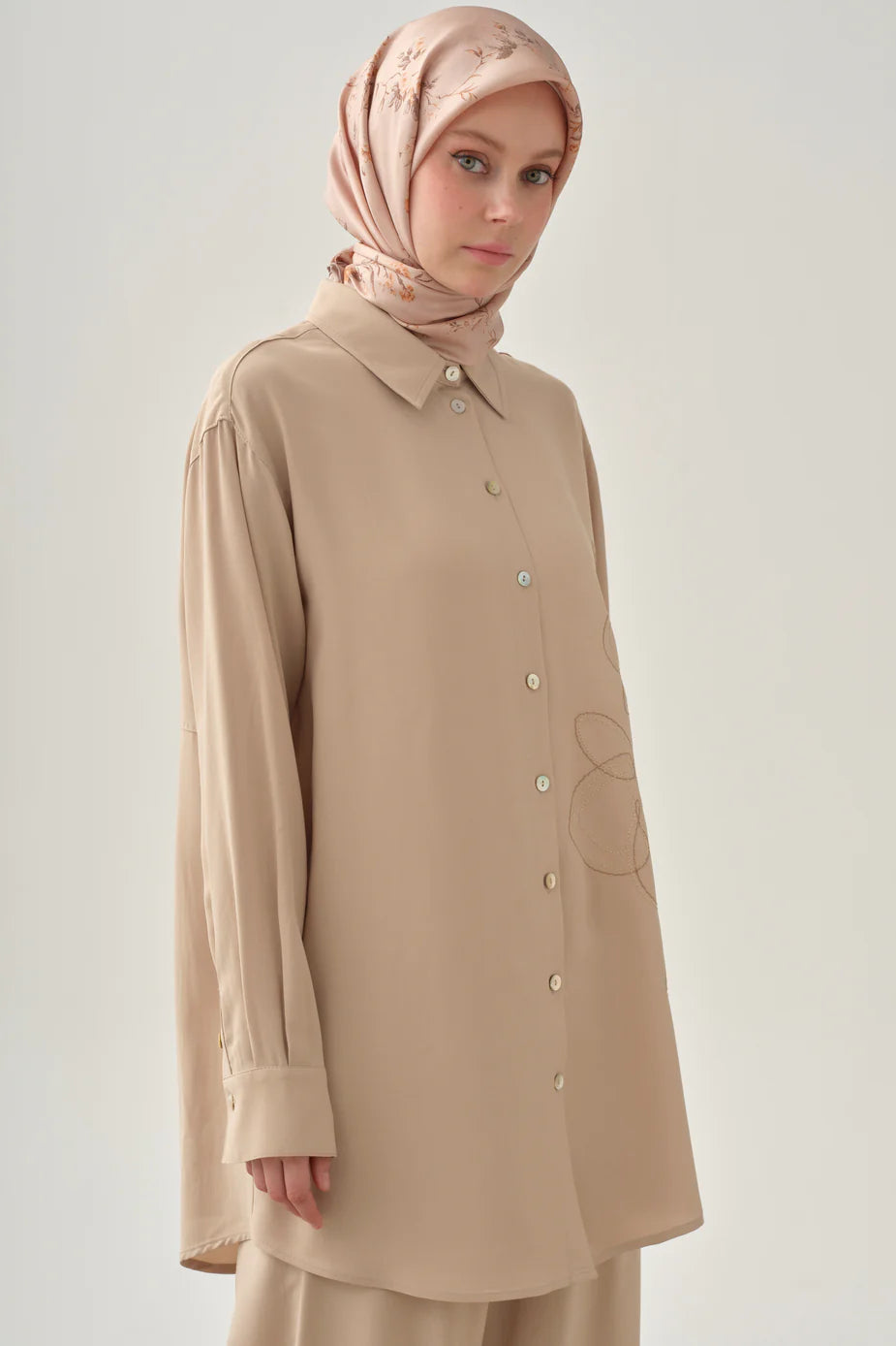 Chemise brodée à manches basses