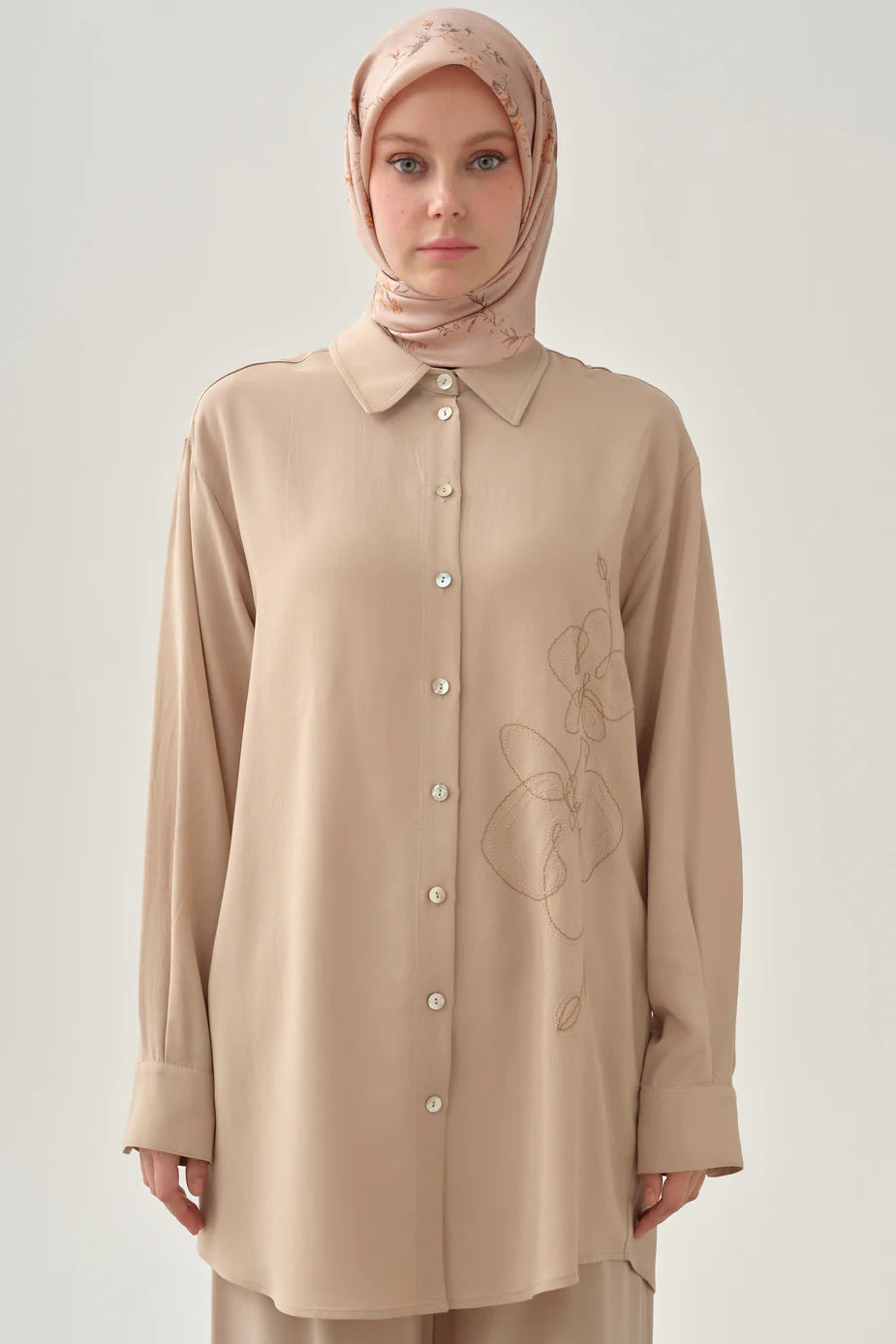 Chemise brodée à manches basses