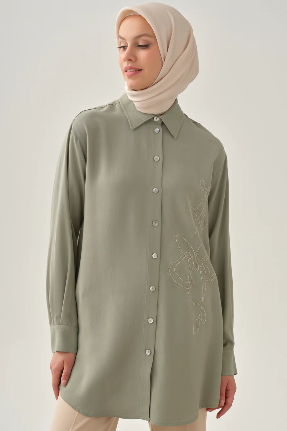 Chemise brodée à manches basses