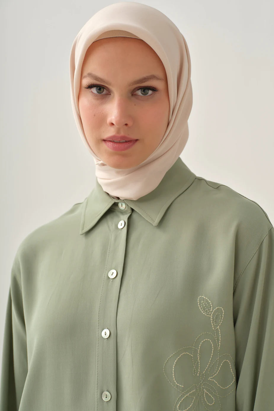 Chemise brodée à manches basses