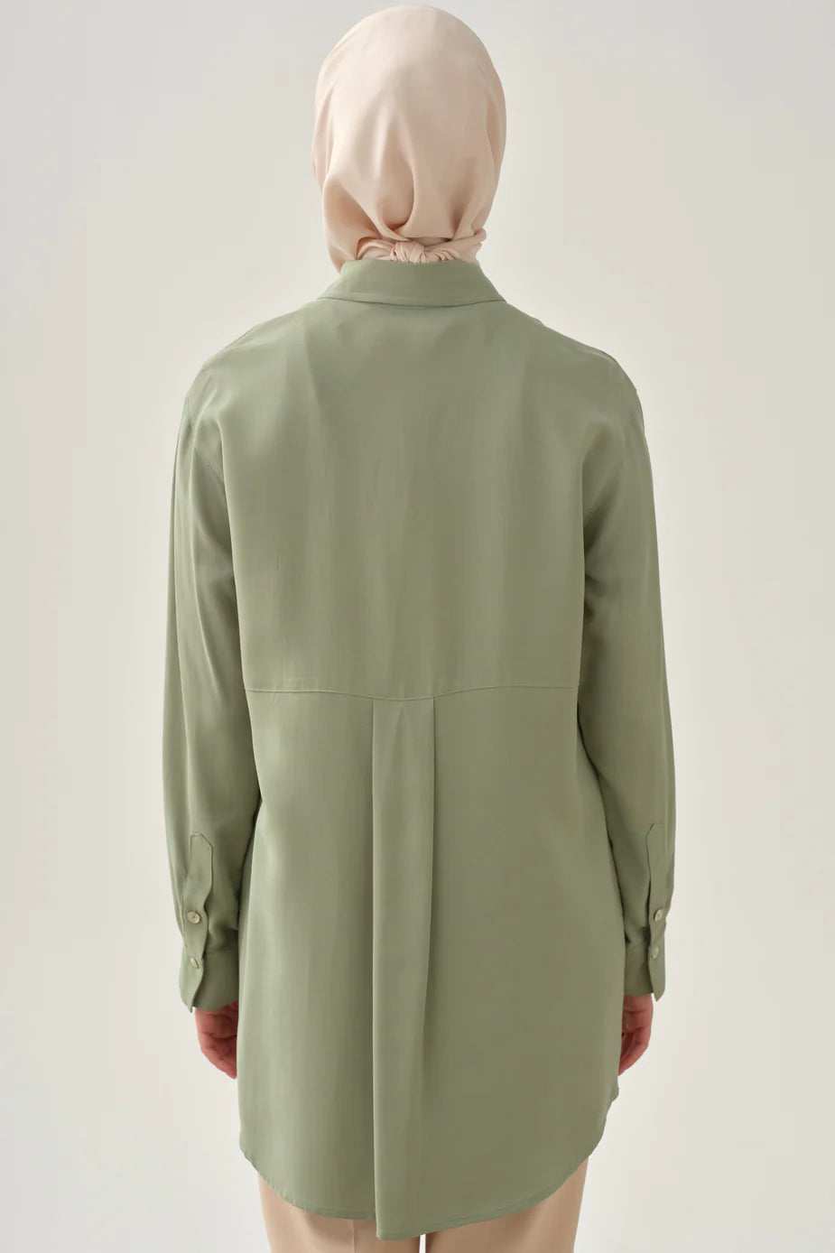 Chemise brodée à manches basses