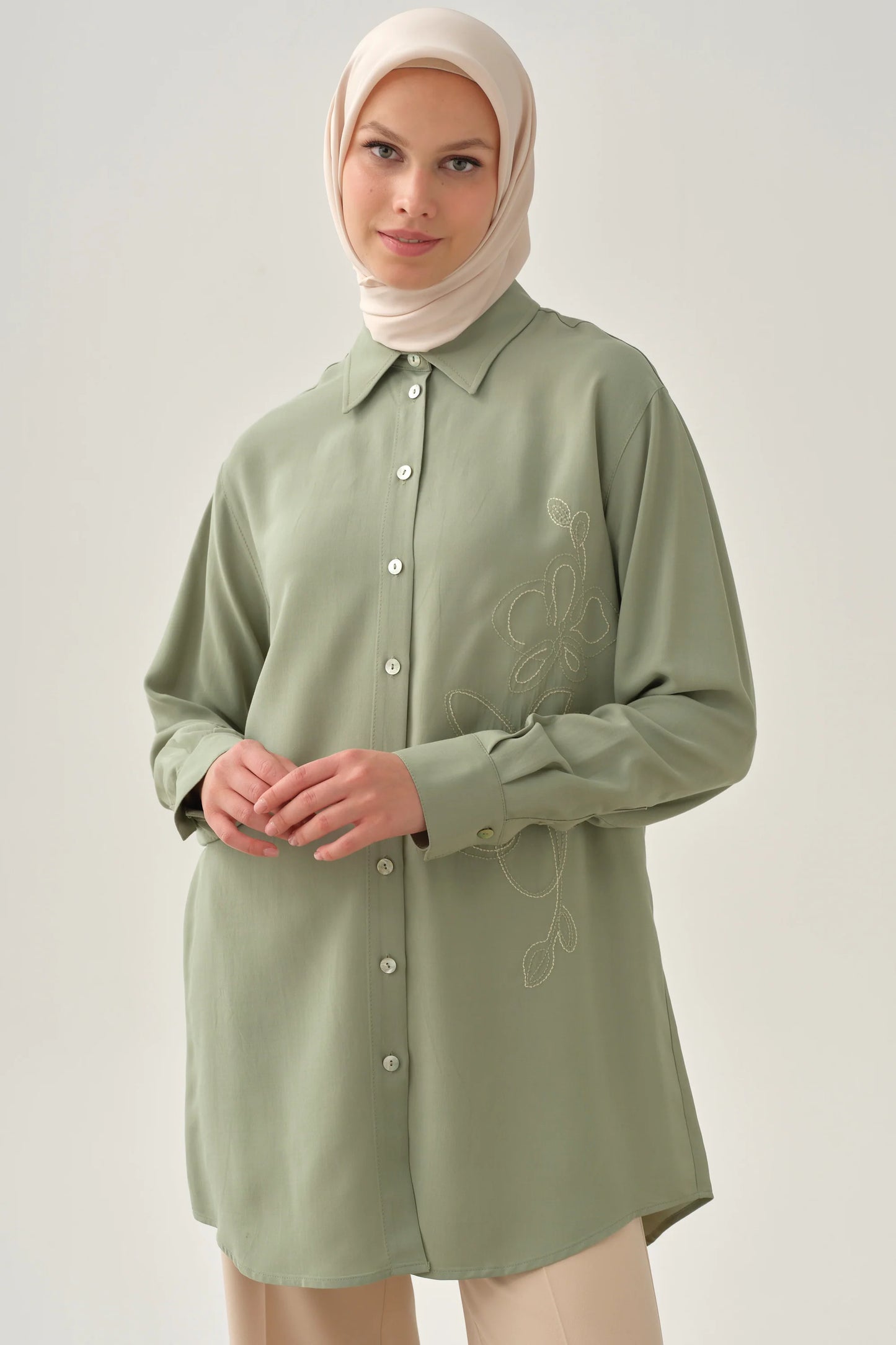 Chemise brodée à manches basses