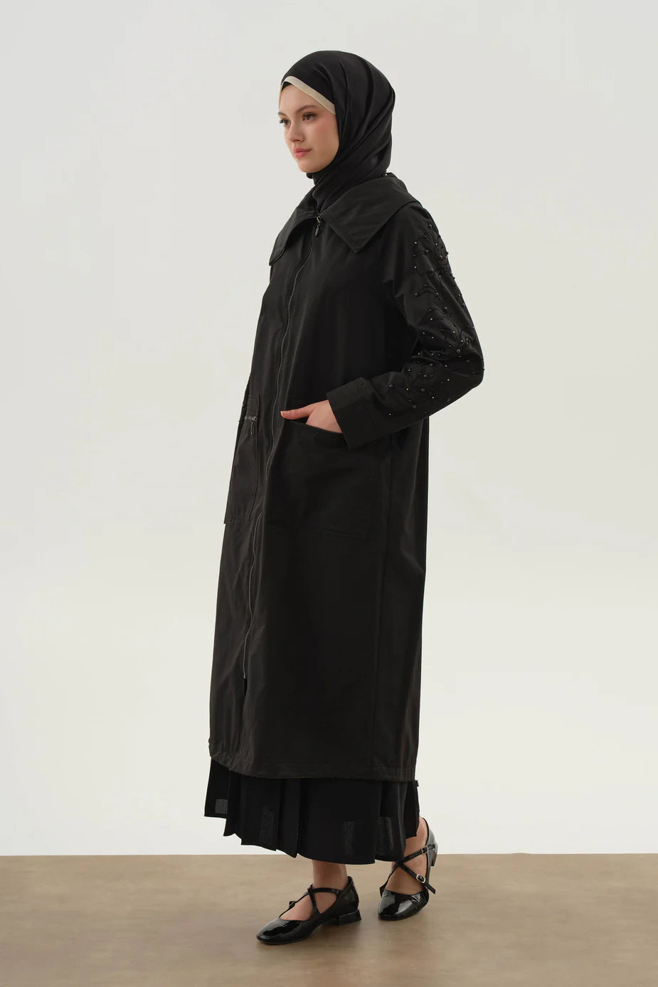 Trench-coat à manches brodées et ornées de perles