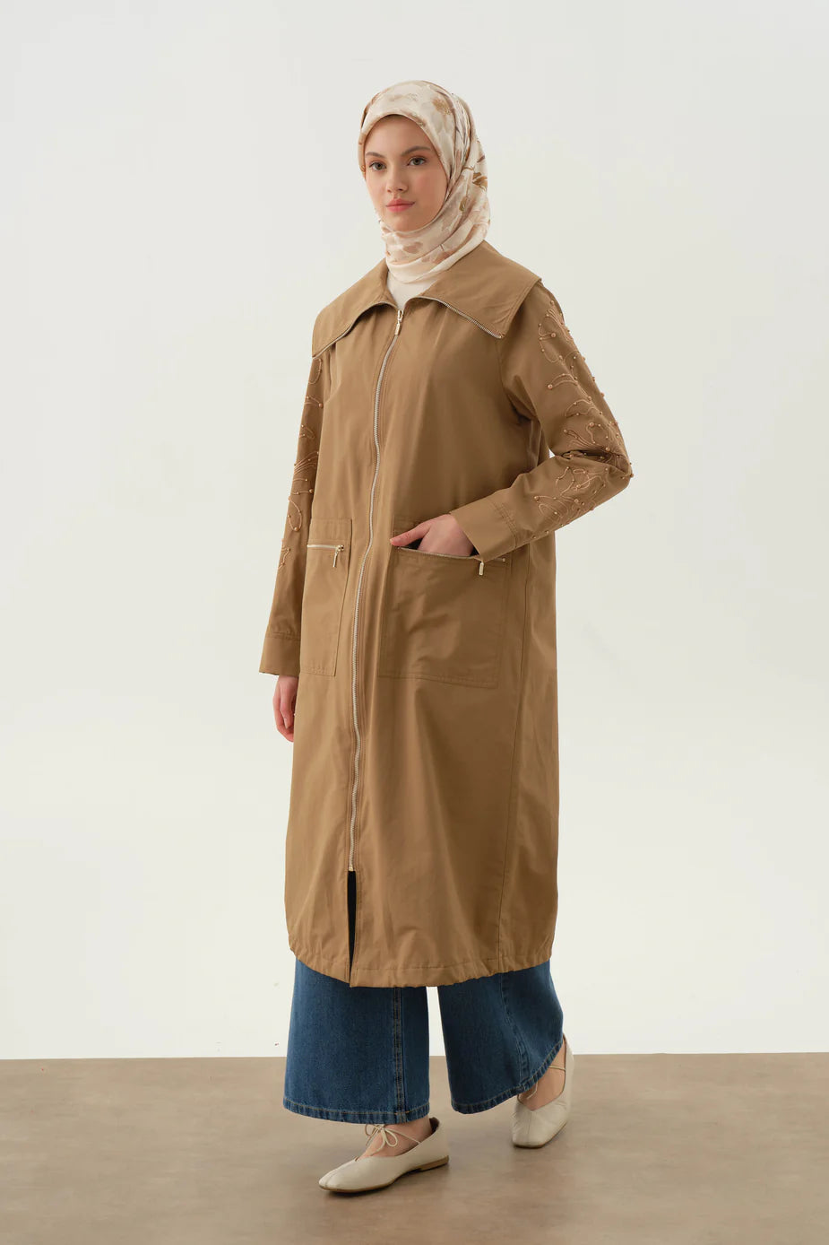 Trench-coat à manches brodées et ornées de perles