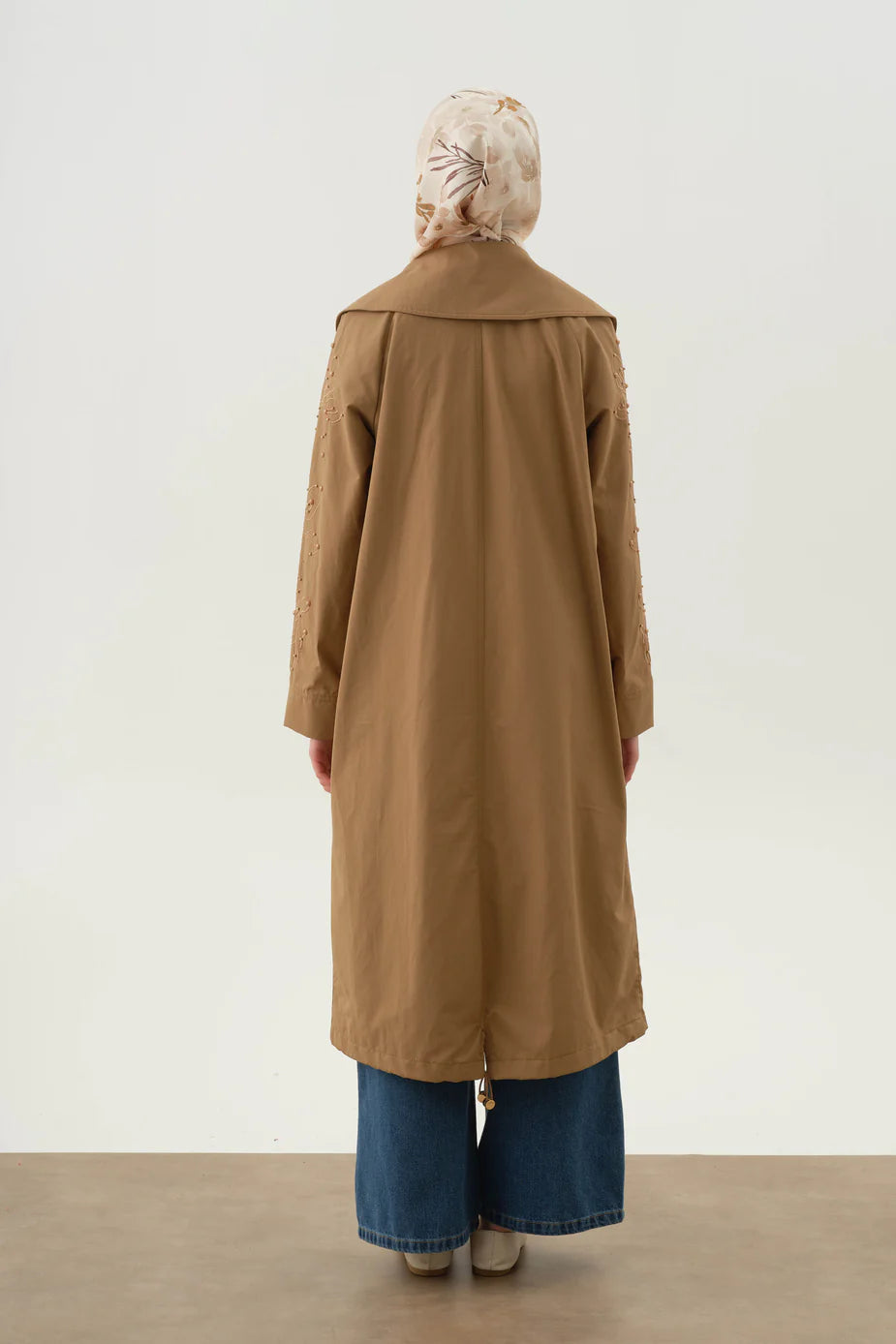 Trench-coat à manches brodées et ornées de perles