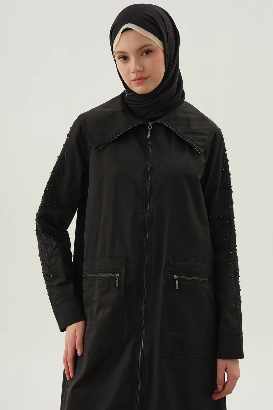Trench-coat à manches brodées et ornées de perles