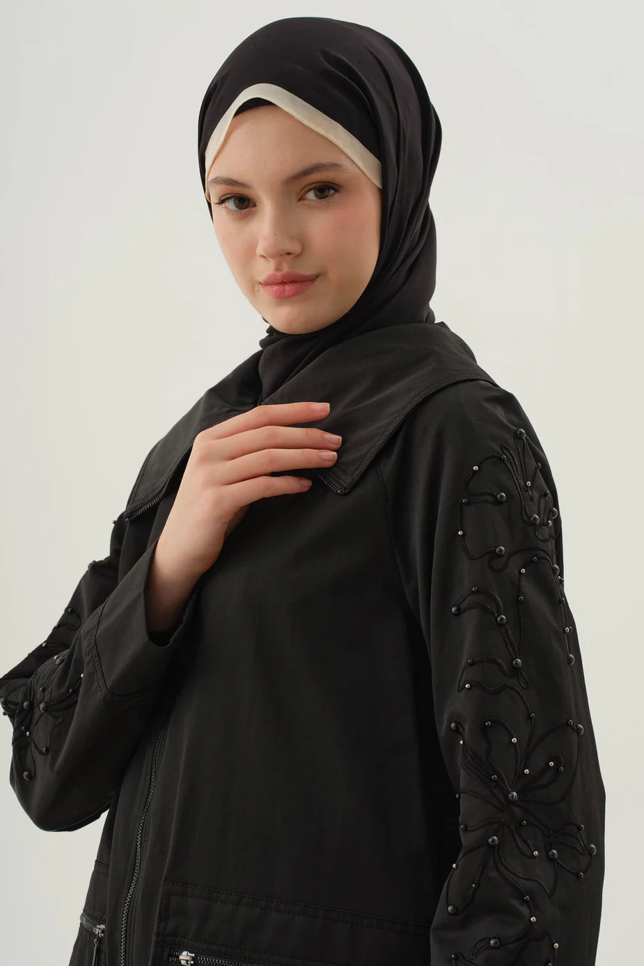 Trench-coat à manches brodées et ornées de perles