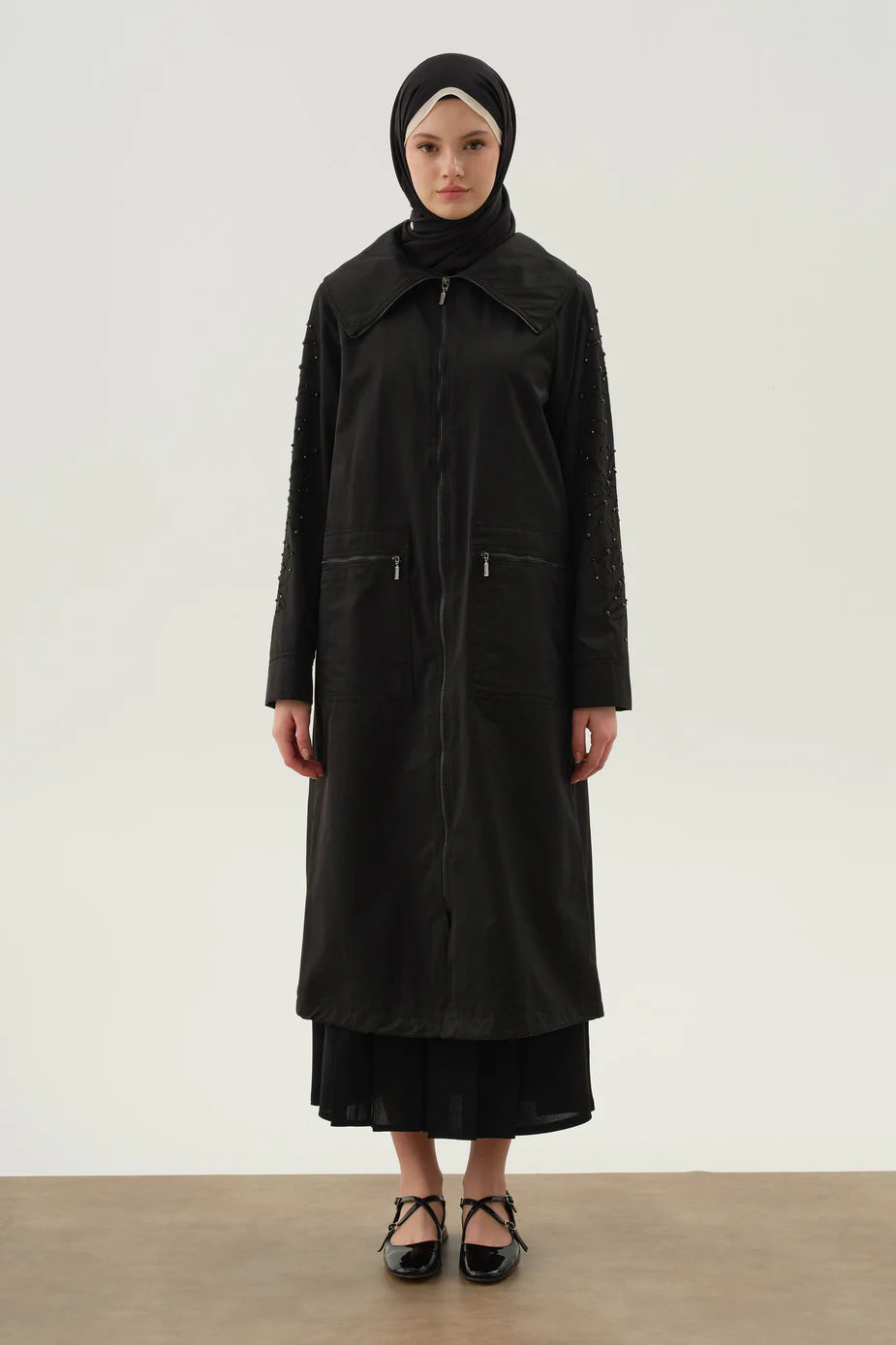 Trench-coat à manches brodées et ornées de perles