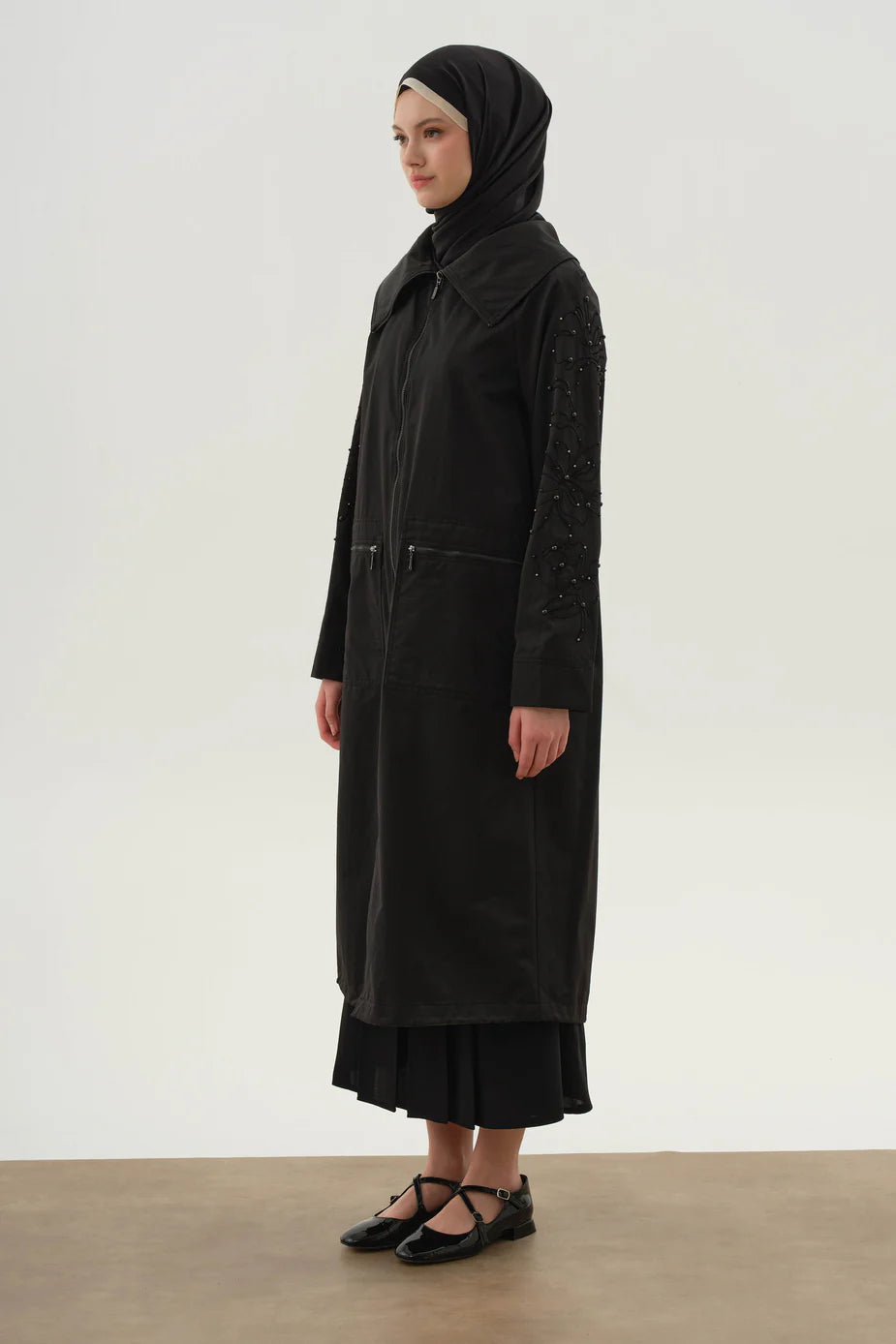 Trench-coat à manches brodées et ornées de perles