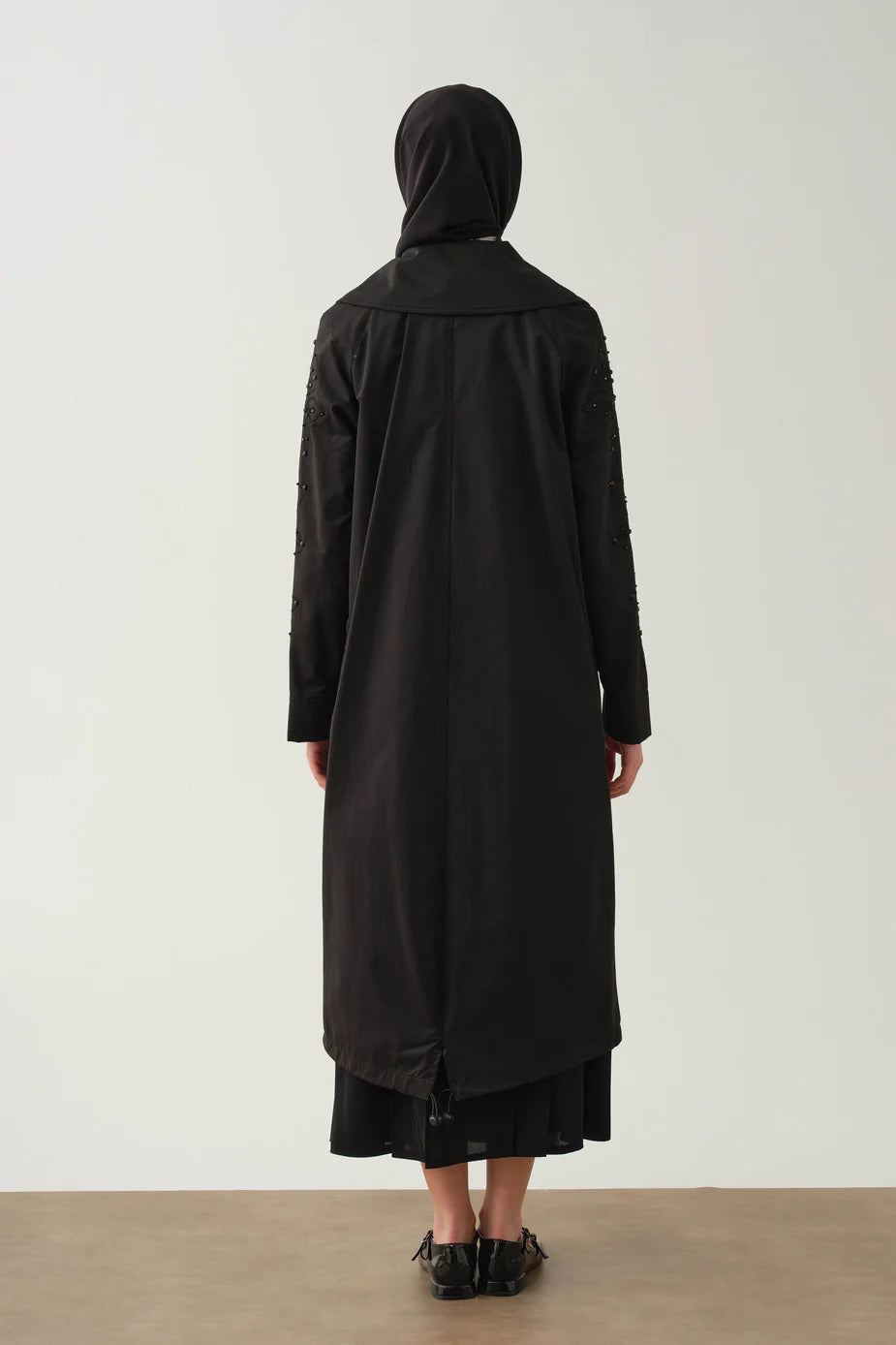 Trench-coat à manches brodées et ornées de perles