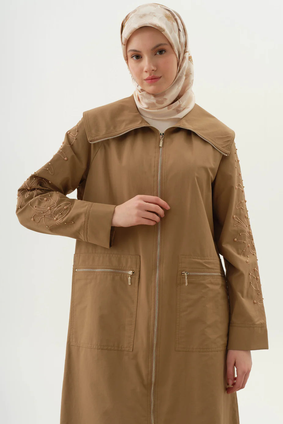 Trench-coat à manches brodées et ornées de perles