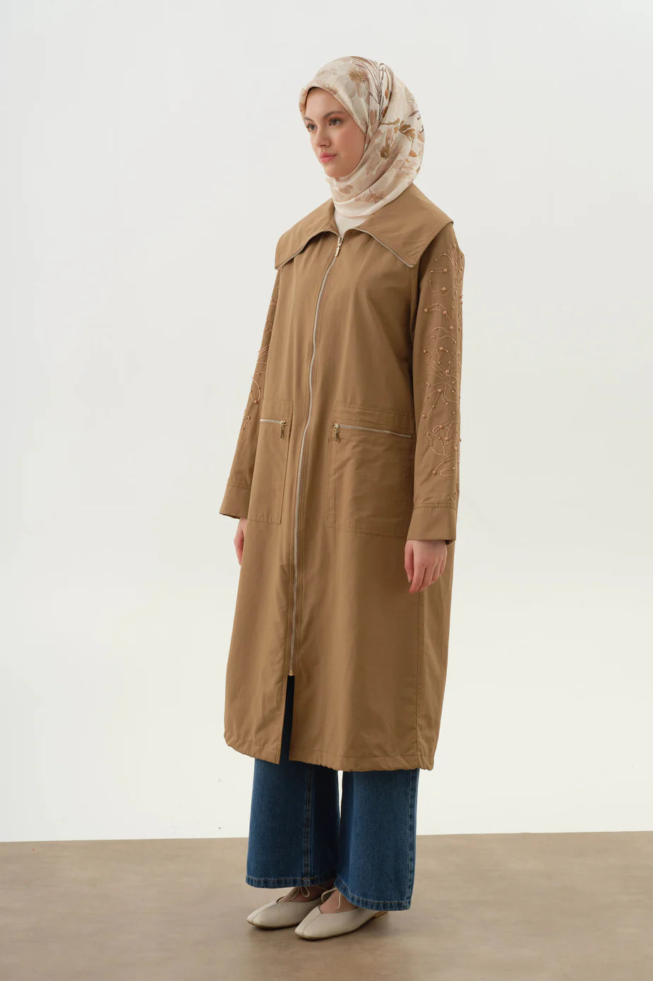 Trench-coat à manches brodées et ornées de perles