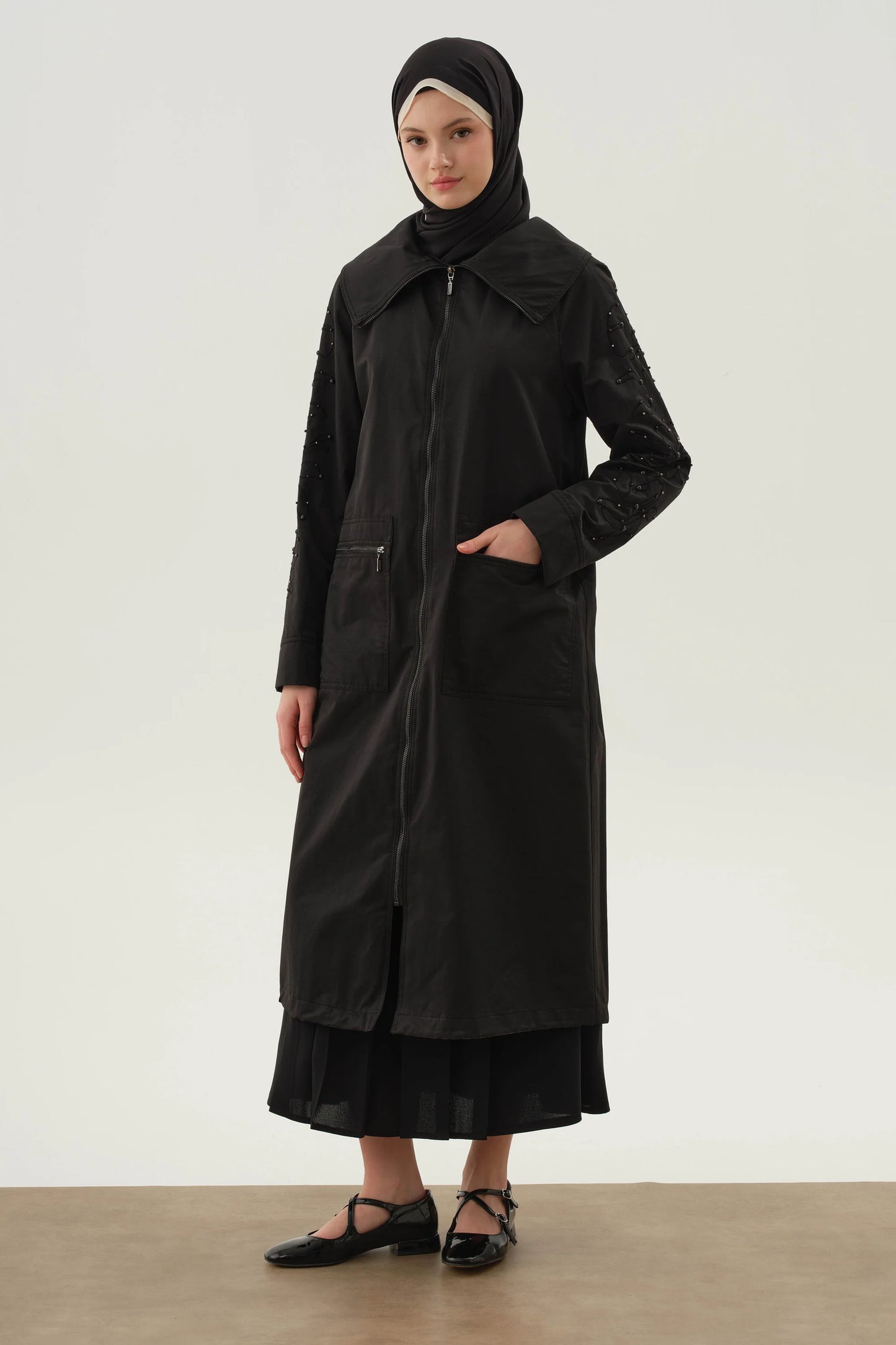 Trench-coat à manches brodées et ornées de perles