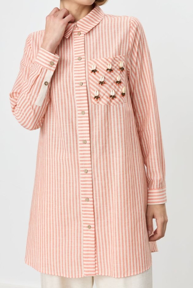 Chemise à rayures et coquillages