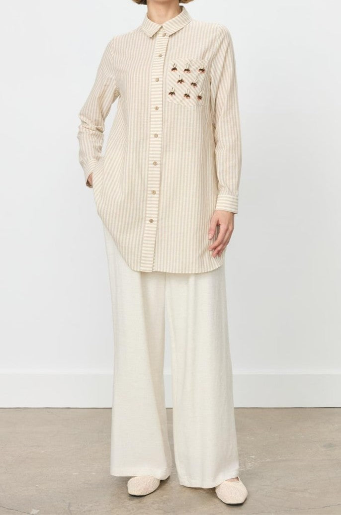 Chemise à rayures et coquillages