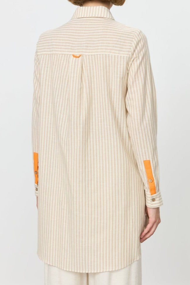 Chemise à rayures et coquillages