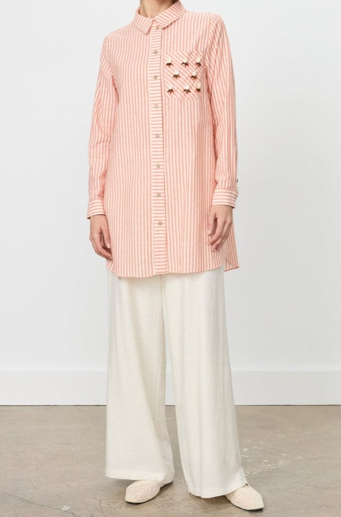 Chemise à rayures et coquillages