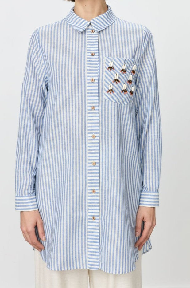 Chemise à rayures et coquillages