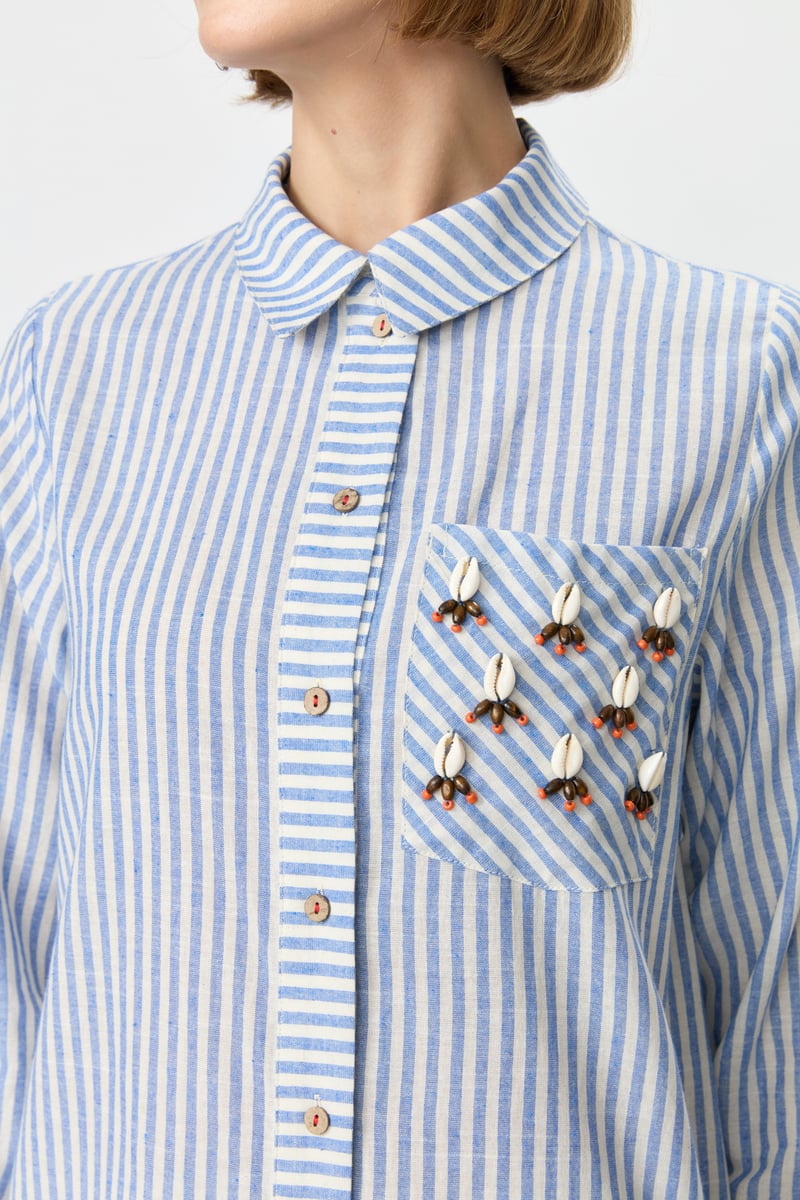Chemise à rayures et coquillages