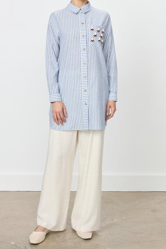 Chemise à rayures et coquillages