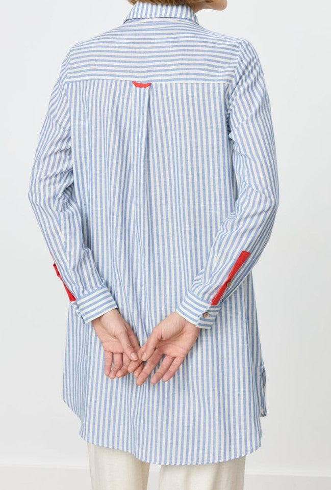 Chemise à rayures et coquillages
