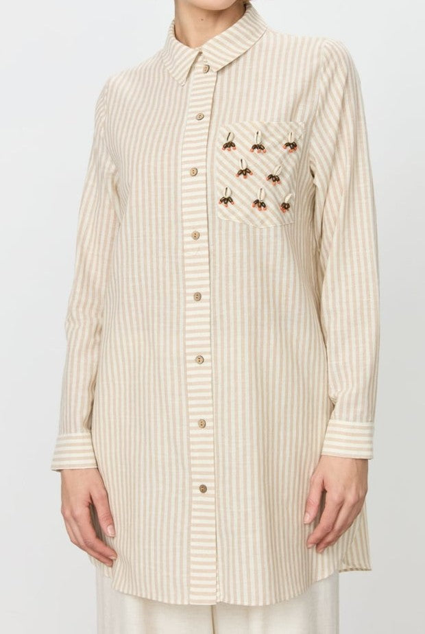 Chemise à rayures et coquillages