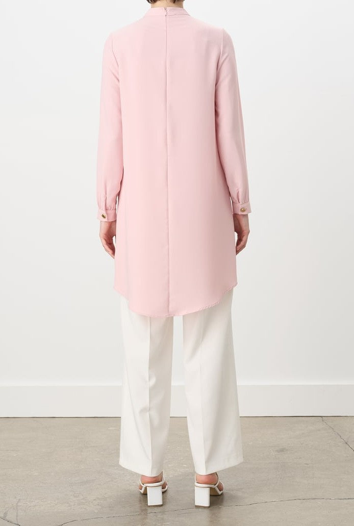 Tunique avec volants et accessoire a colle