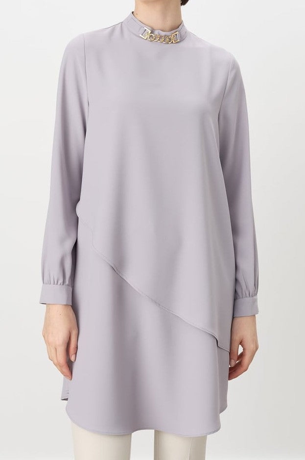 Tunique avec volants et accessoire a colle