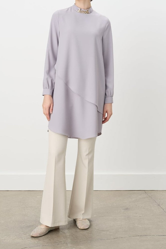Tunique avec volants et accessoire a colle