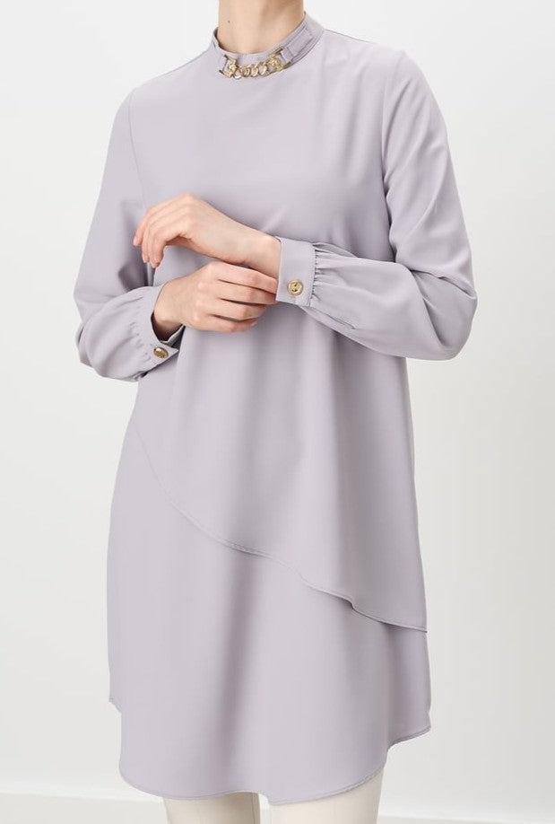 Tunique avec volants et accessoire a colle