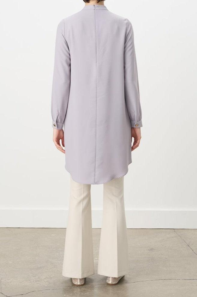 Tunique avec volants et accessoire a colle