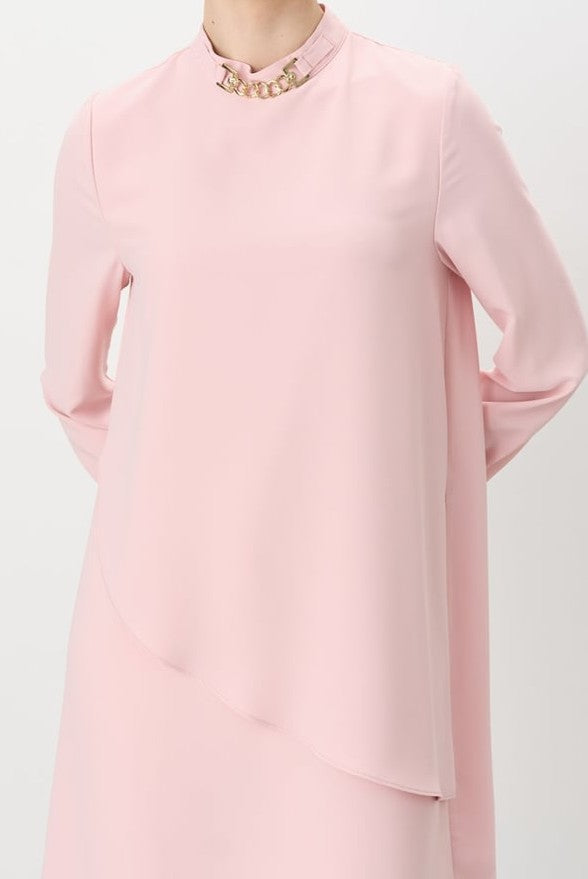 Tunique avec volants et accessoire a colle