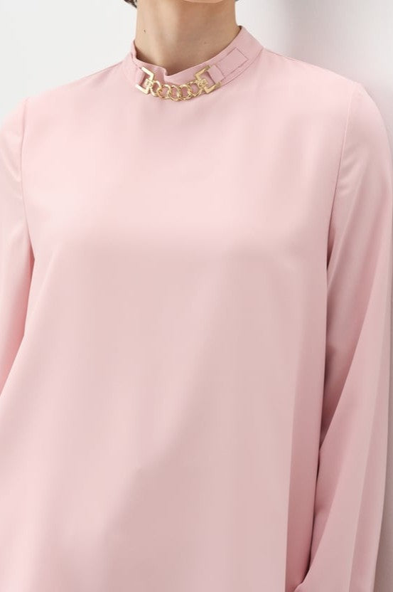 Tunique avec volants et accessoire a colle