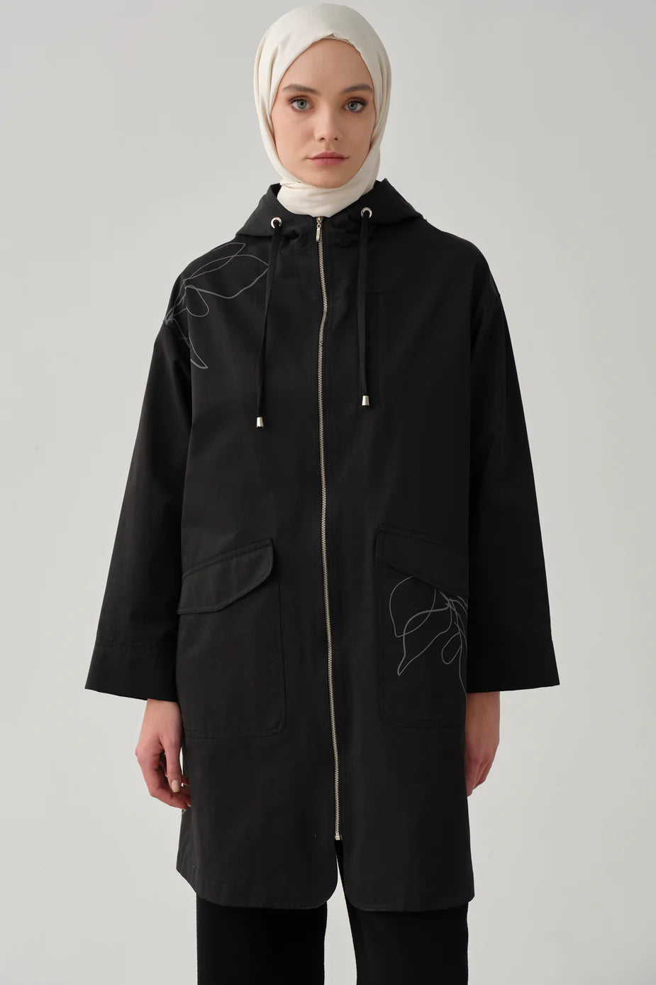 Trench imperméable à motifs de feuilles