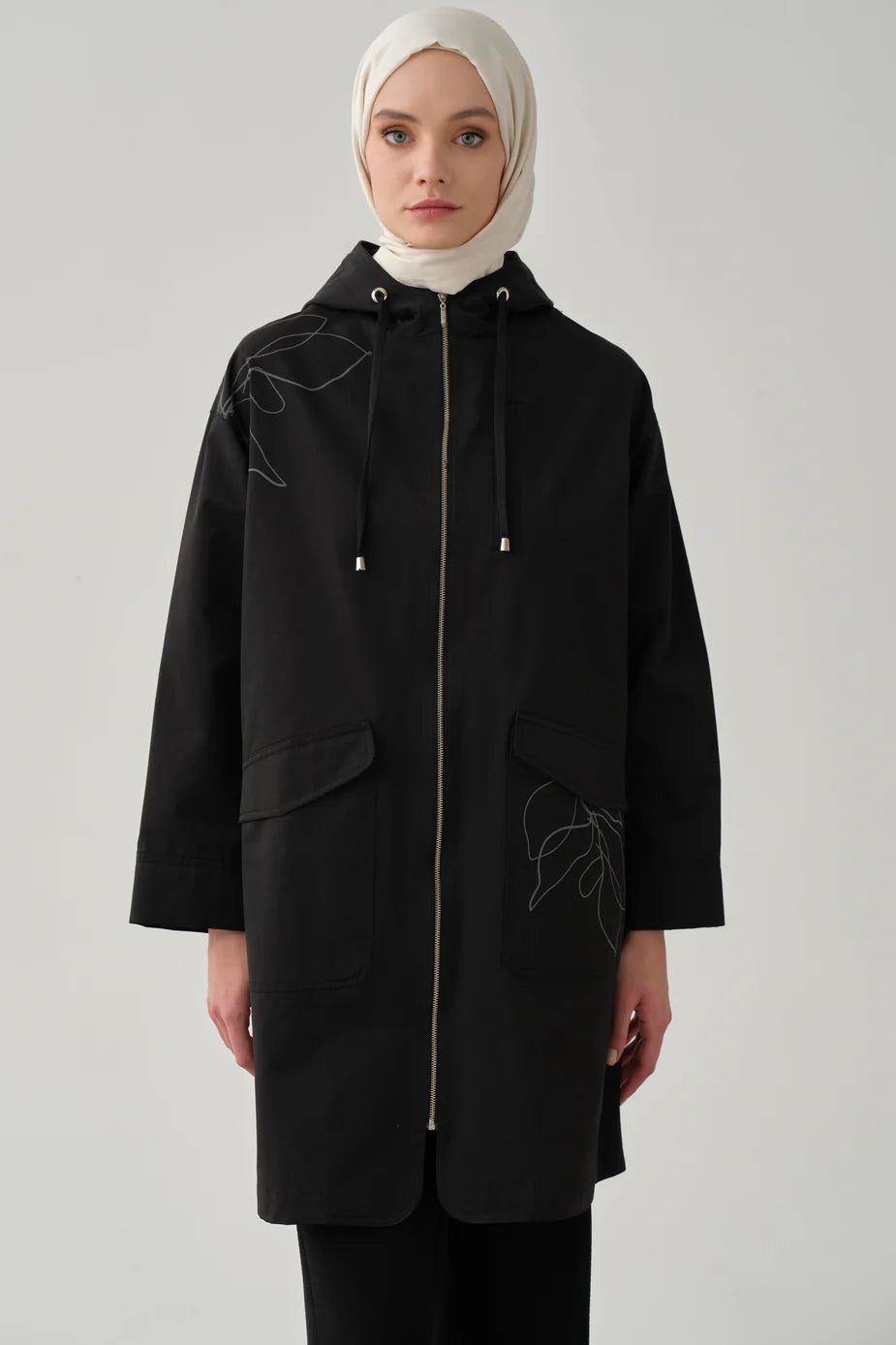Trench imperméable à motifs de feuilles