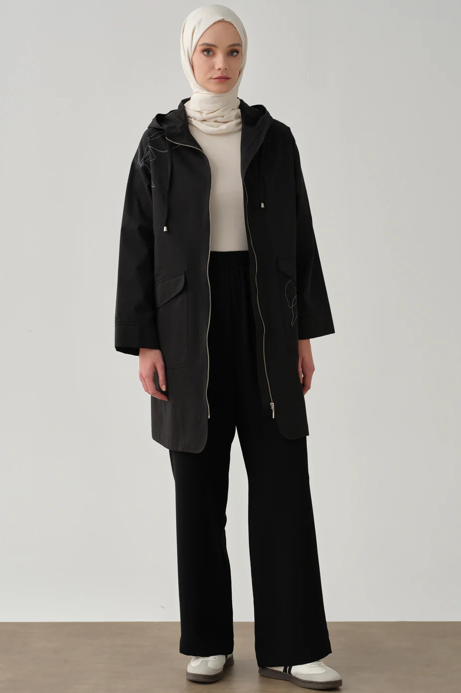 Trench imperméable à motifs de feuilles