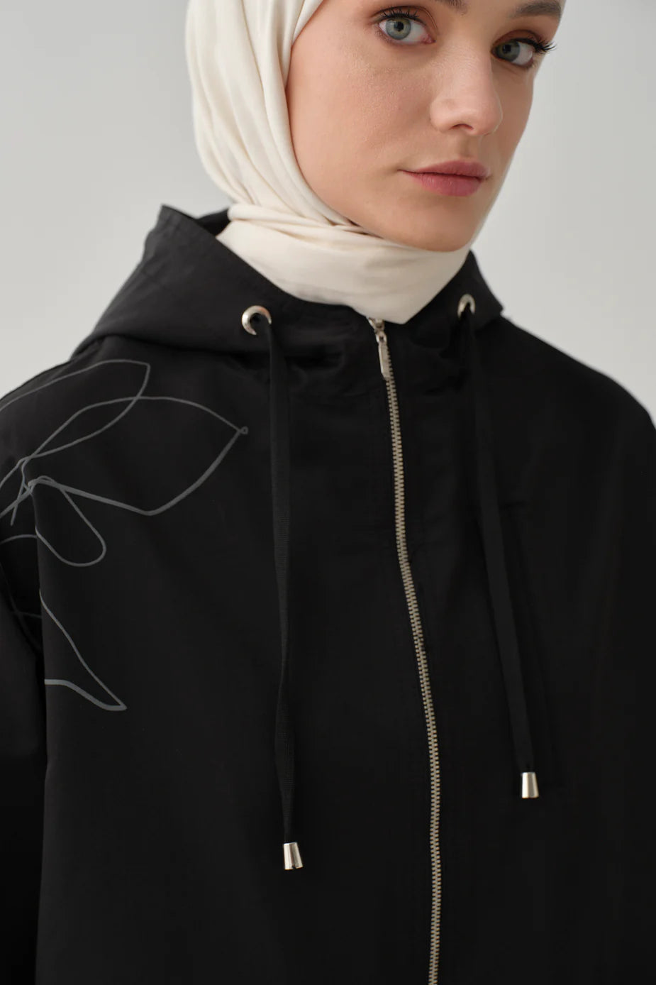 Trench imperméable à motifs de feuilles