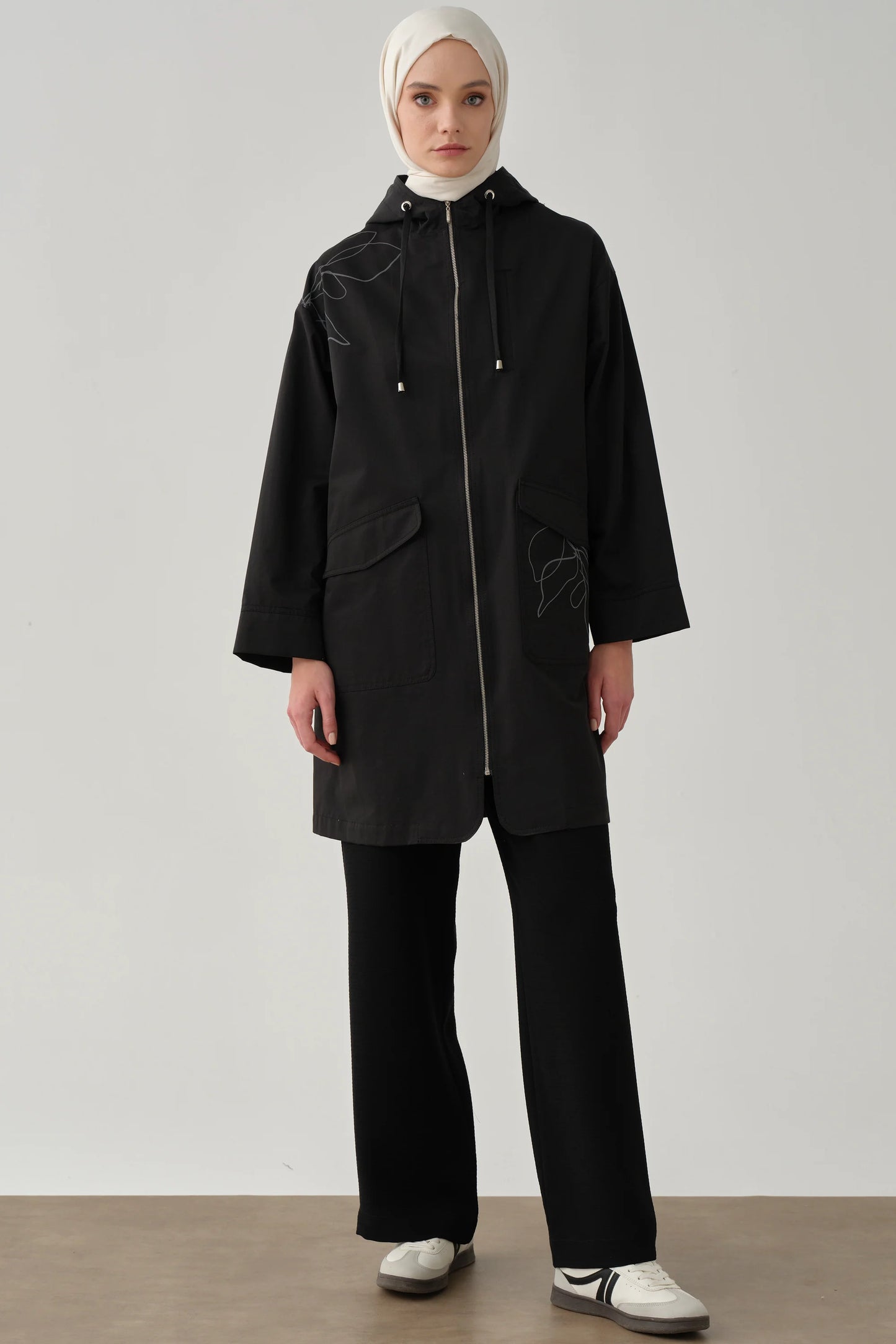 Trench imperméable à motifs de feuilles