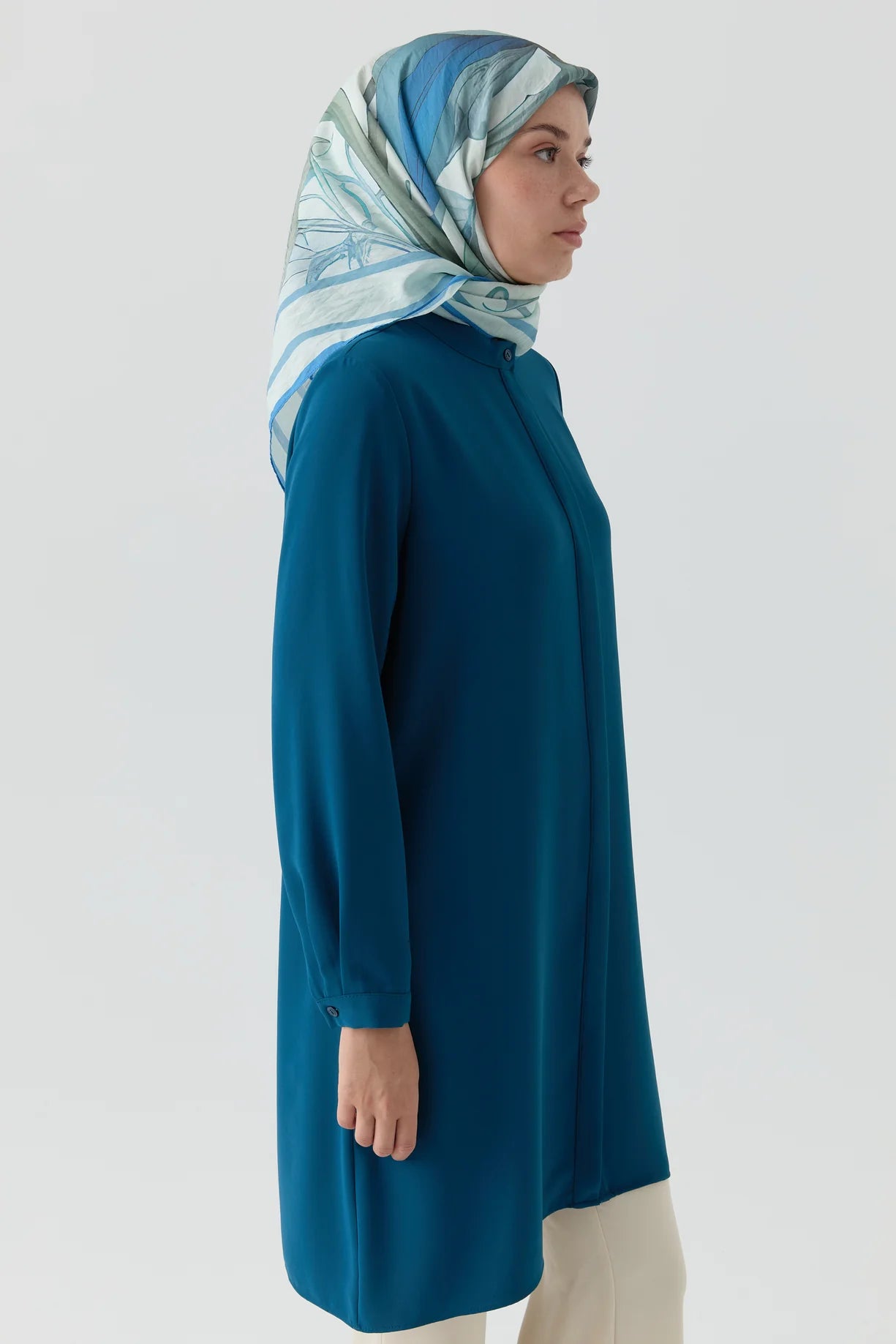 Tunique avec patte de boutonnage cachée