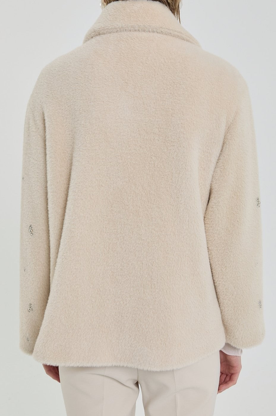 Manteau angora à large col et pierres brillantes