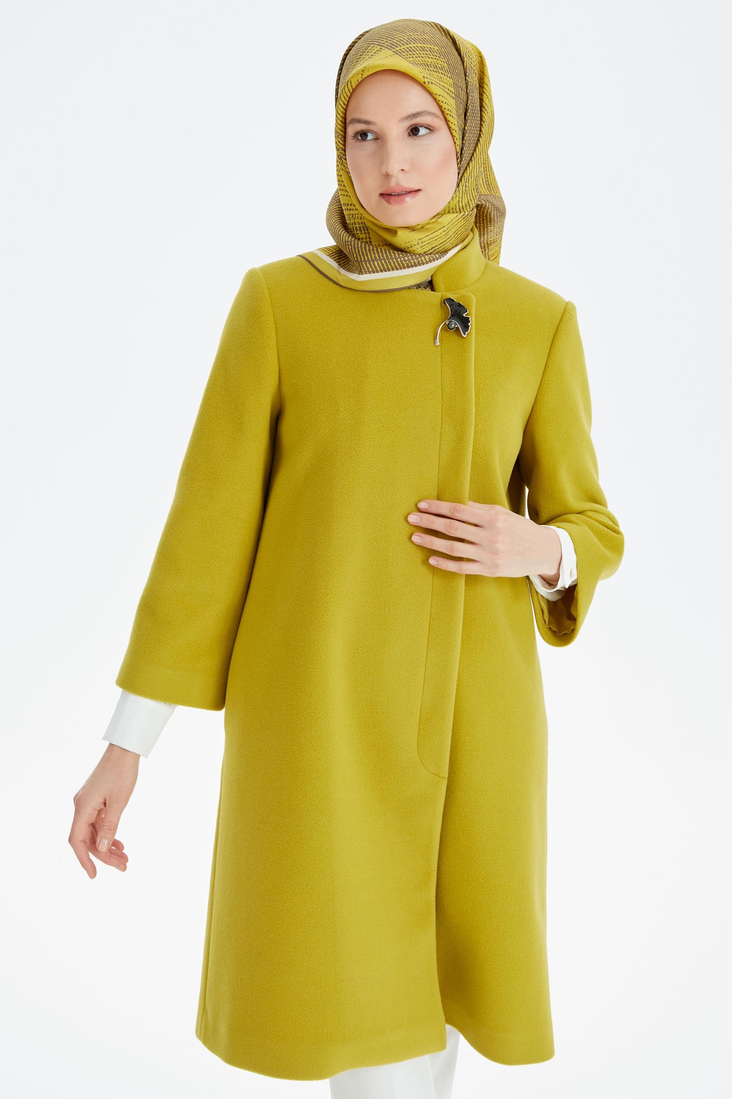 Manteau détaillé avec broche à patte cachée