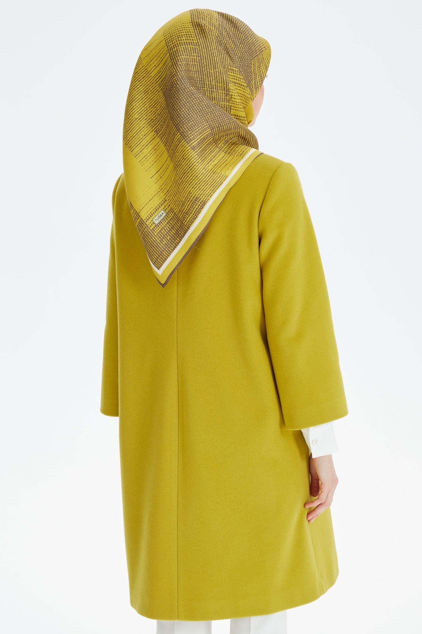 Manteau détaillé avec broche à patte cachée