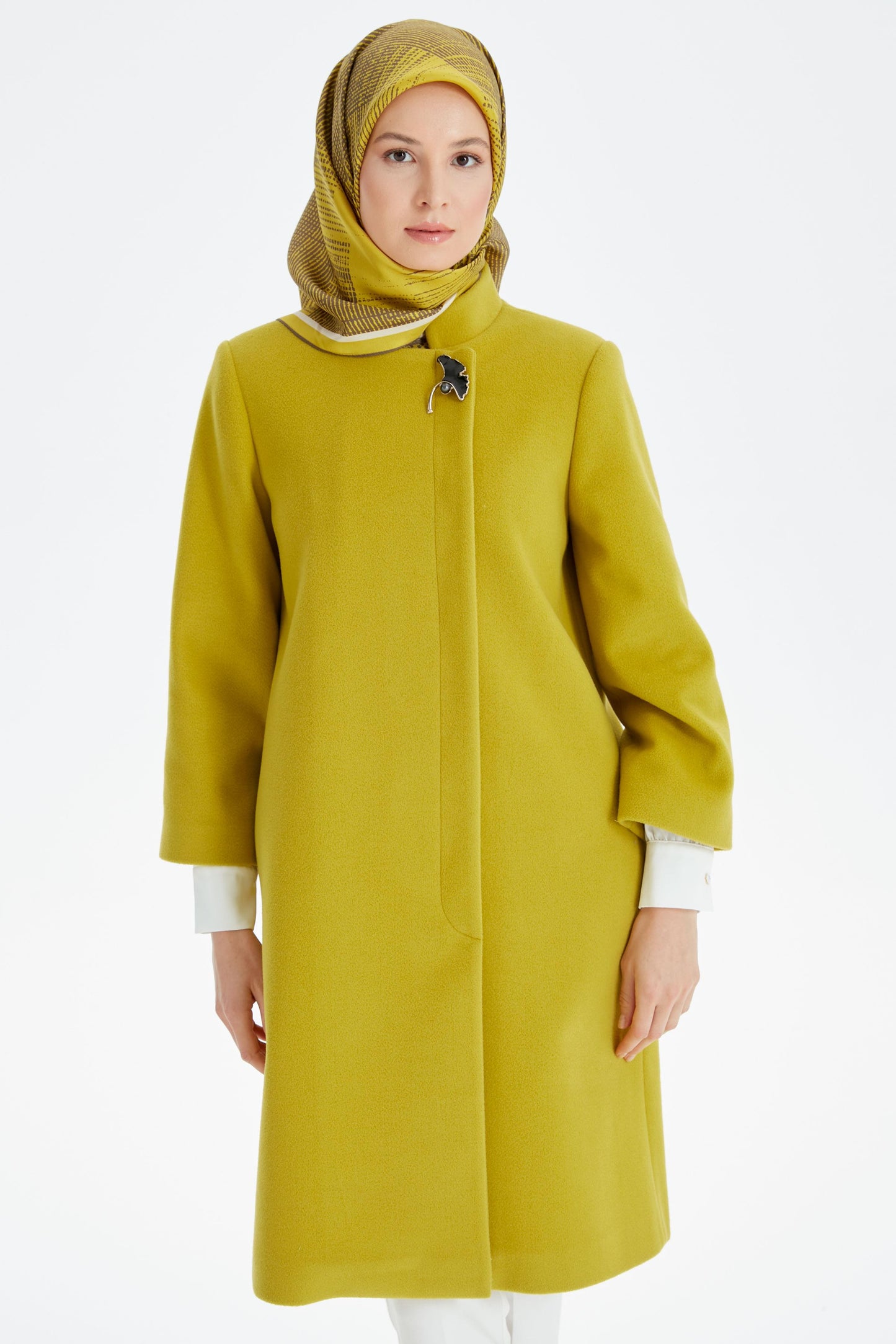 Manteau détaillé avec broche à patte cachée